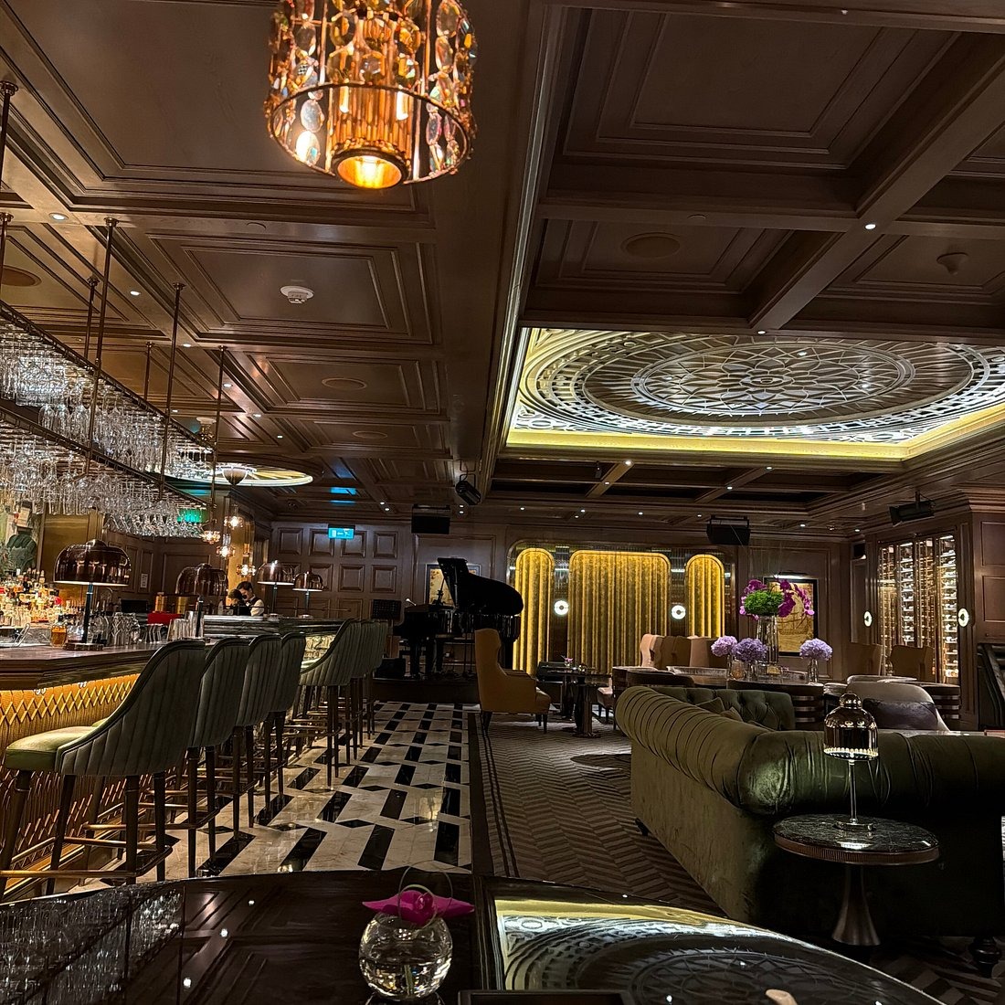 Eleganckie wnętrze restauracji połączone ze strefą wypoczynkową i gastronomiczną